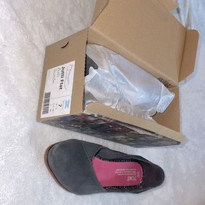 Toms Jutti Flat. NWOT. 7.